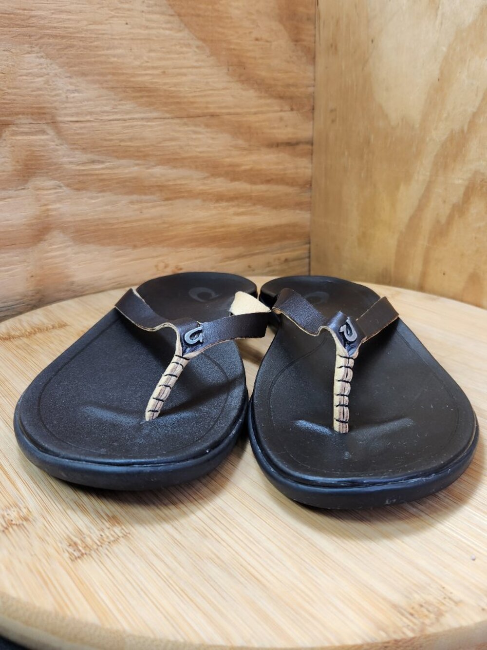 OluKai Ho'opio Womens Black Leather Thong Sandals Size 6 - Picture 2 of 9